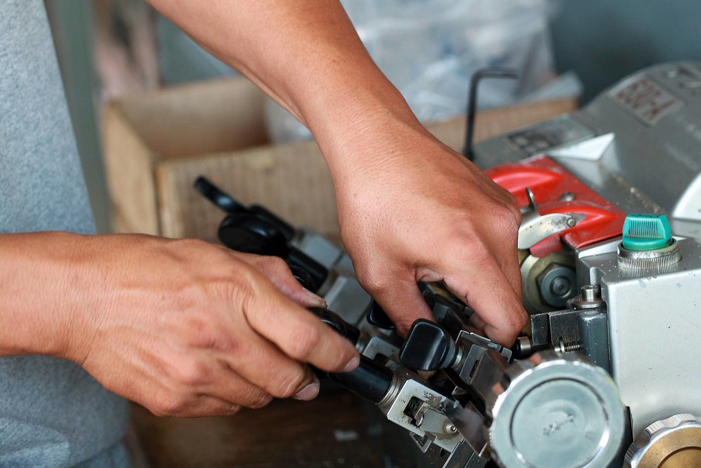 Cerrajero trabajando en cerradura de puerta